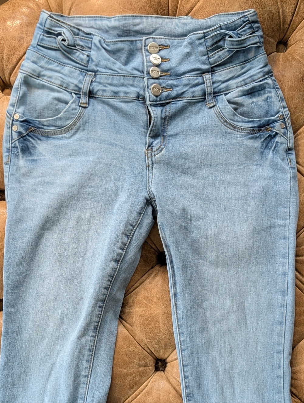 Via Colombian High Rise Jeans Size 11 Cotton Blend Denim USA Size 28 Light Wash